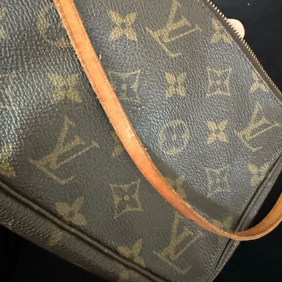 Used in good condition Louis Vuitton Monogram Canvas Accessories Pochette - Picture 8 of 16